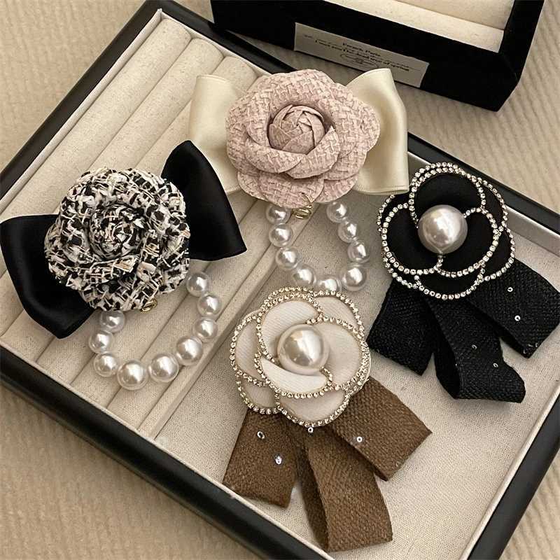 Luxury Retro Fabric Camellia Flower Brooches for Women Bow Crystal Pearl Tassel Lapel Pin Shirt Necktie Wedding Party Badge Accessories Y251111