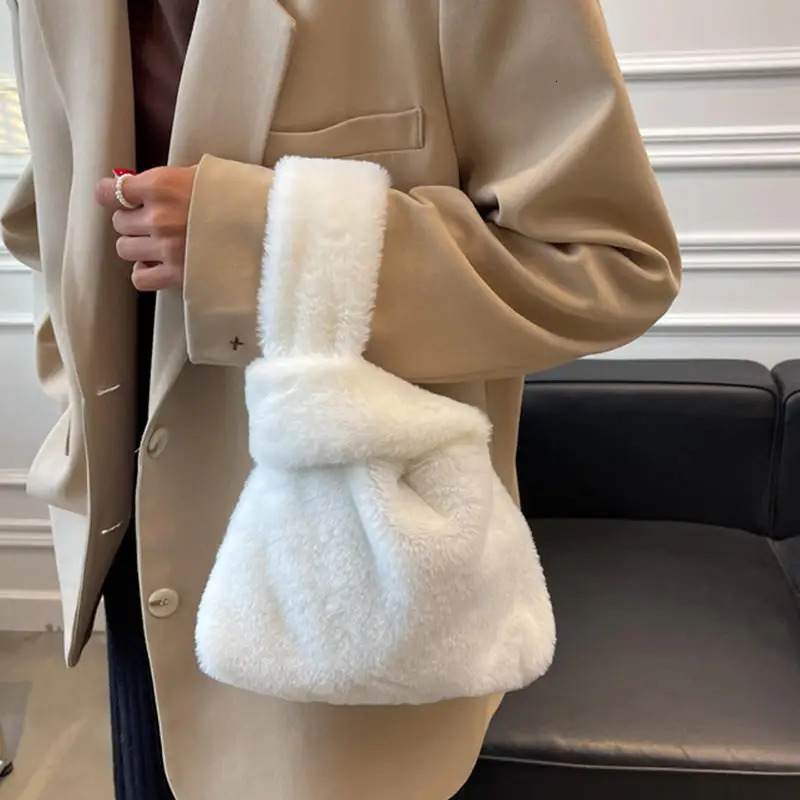 Winter Plush Handbag Soft Plush Bag Big Womens Plush Bags For Woman Warm Velvet Female Small Handbag Underarm Bag 251110