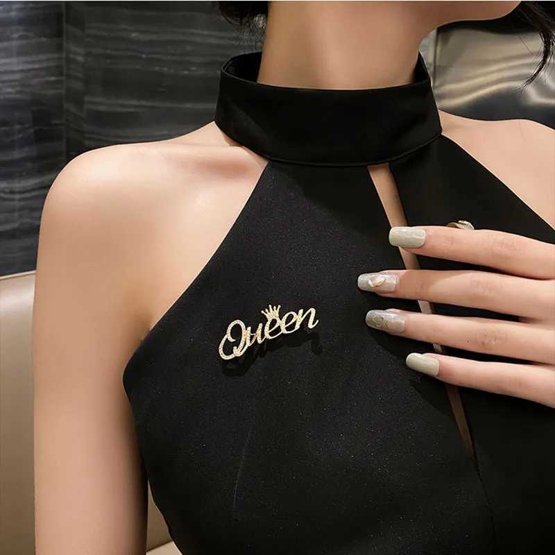Luxury Fashionable and Versatile Letter Brooch for Women Exquisite Rhinestone Crown Pin Queen Suit Buckle Personalized Brooch Y251111