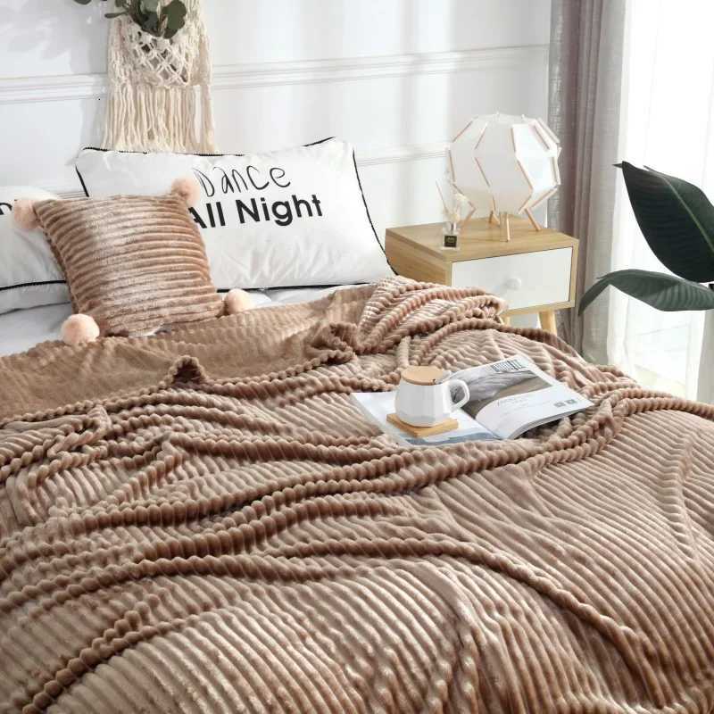 1pc Fluffy Coral Velvet Blanket Air-Conditioned Flannel Plush Comfortable Thickened and Warm Solid Color Throw Blanket Bed Cover C251111