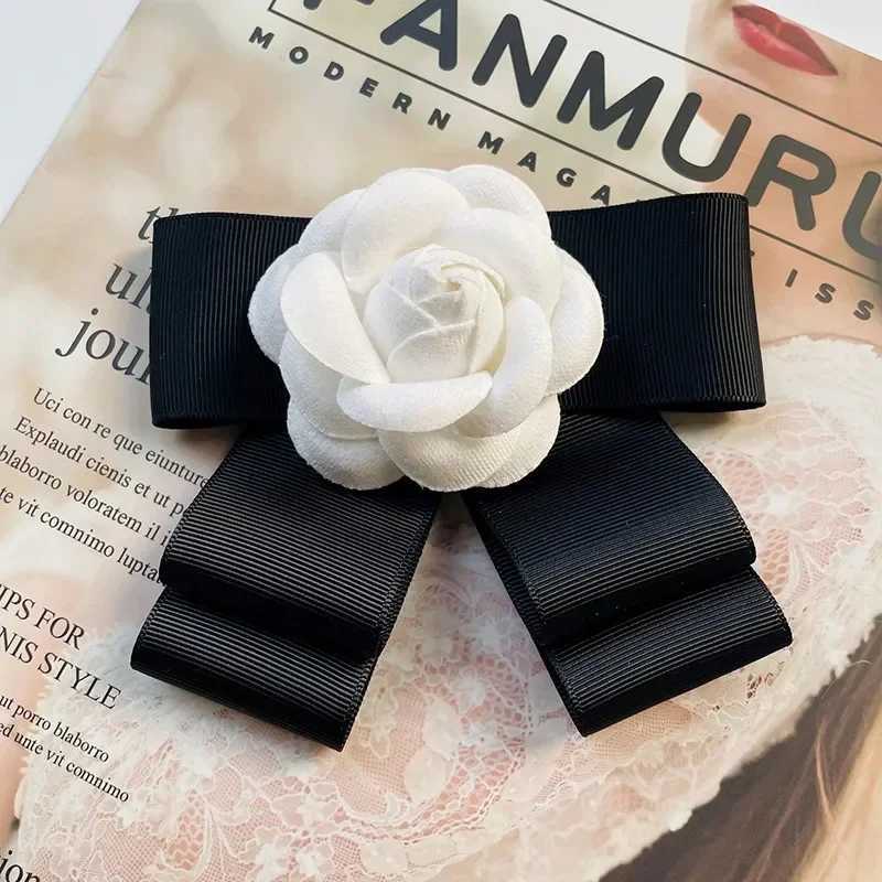Luxury New Fabric Camellia Flower Brooch Velvet Bow Tie Ladies College Style Shirt Collar Pins Vintage Wedding Party Brooches for Women Y251111