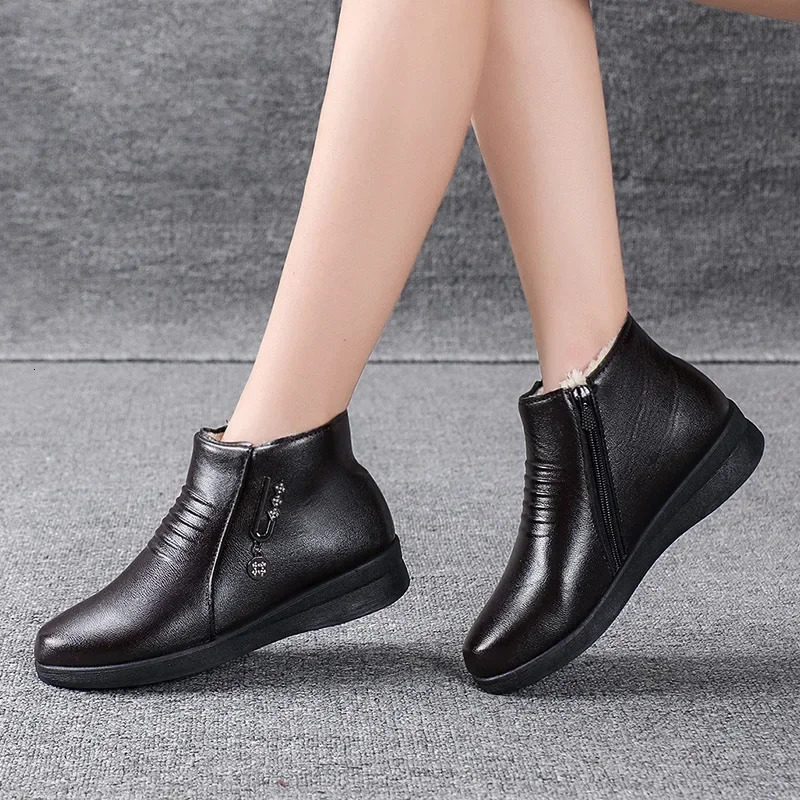 Leather Boots Winter Middle-aged Flat Bottom Shoes for Women Soft Bottom Non-slip Wool Warm Cotton Shoes Women Boots 251110