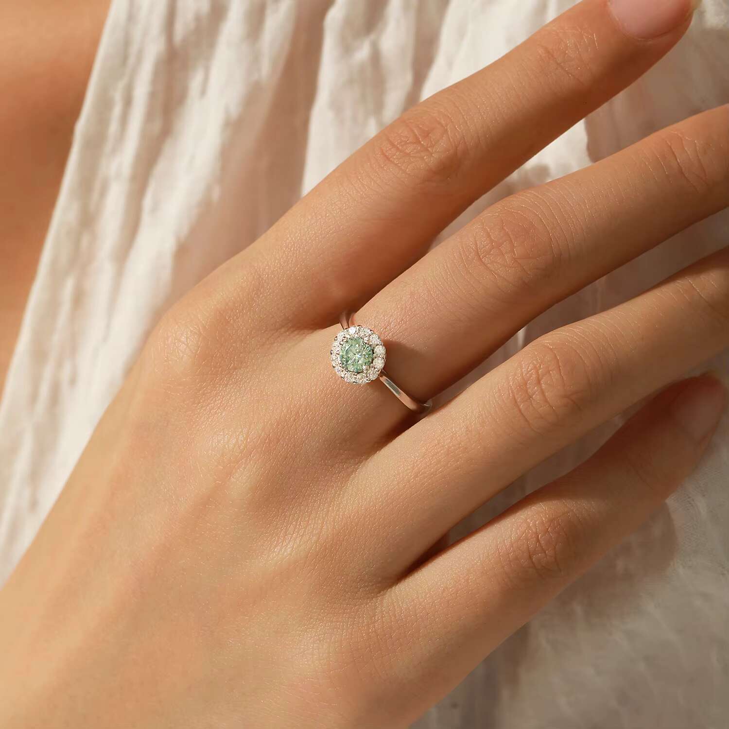 925 Sterling Silver Delicate Elegant Round Teal Moissanite Halo Finger Rings for Women Party Fine Jewelry Accessories