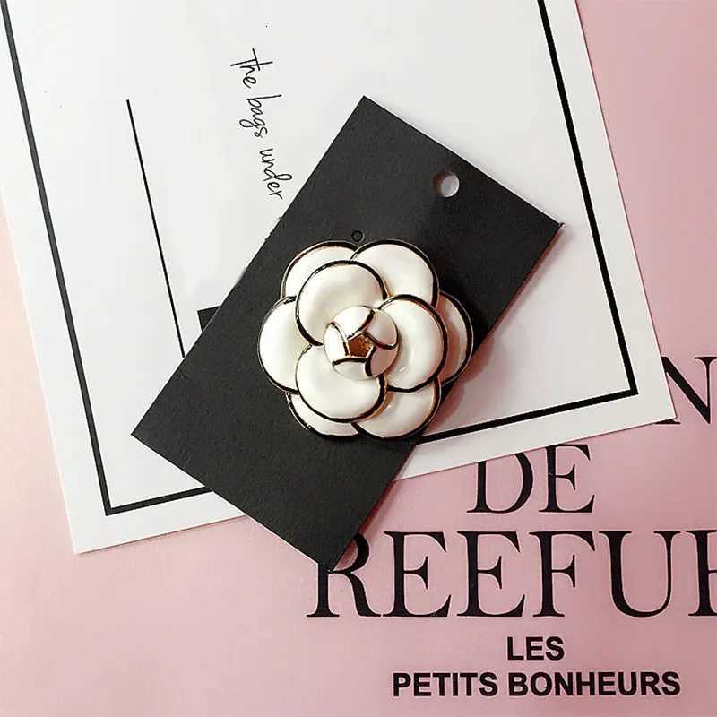 Luxury High Grade Luxury Big Brand Camellia cc Brooch Scarves Buckle Valentines Day Pin Brooches For Woman Gift Accessories Y251111