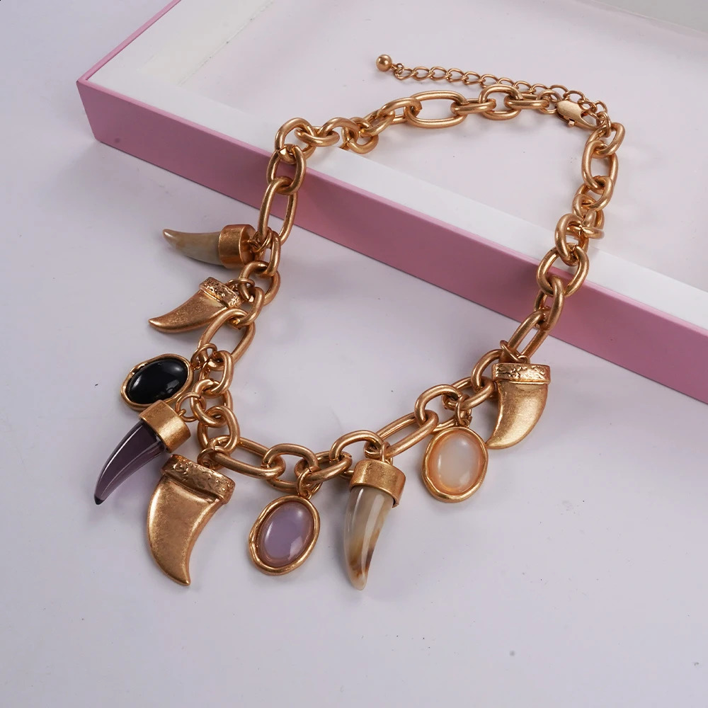 Speaker pendant necklace gold chain exquisite and lovely woman 250409