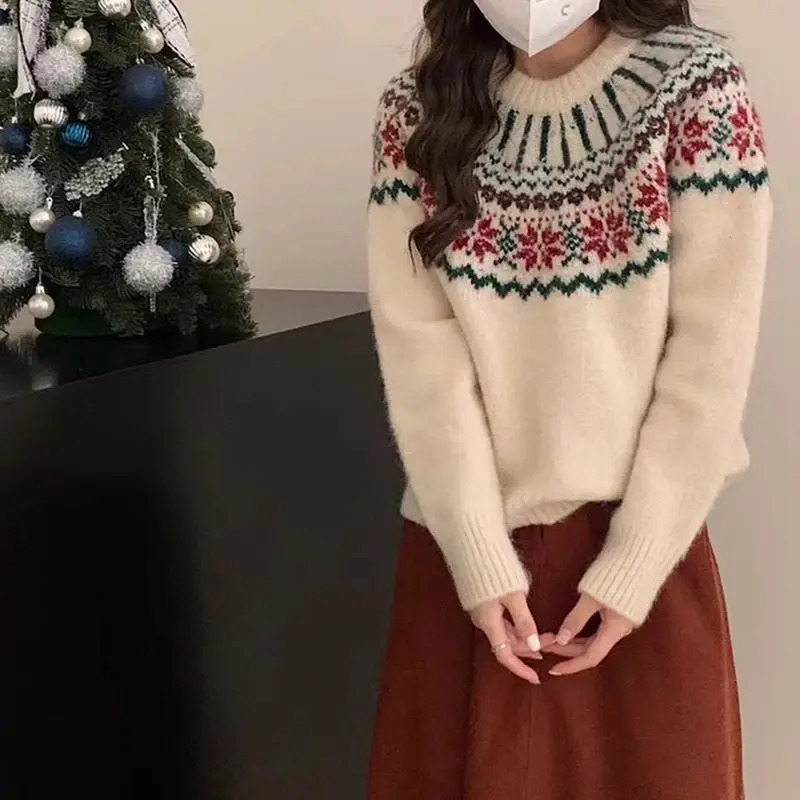 Korean style jacquard soft waxy snowflake embroidered sweater round neck retro loose Christmas sweater for women 251106