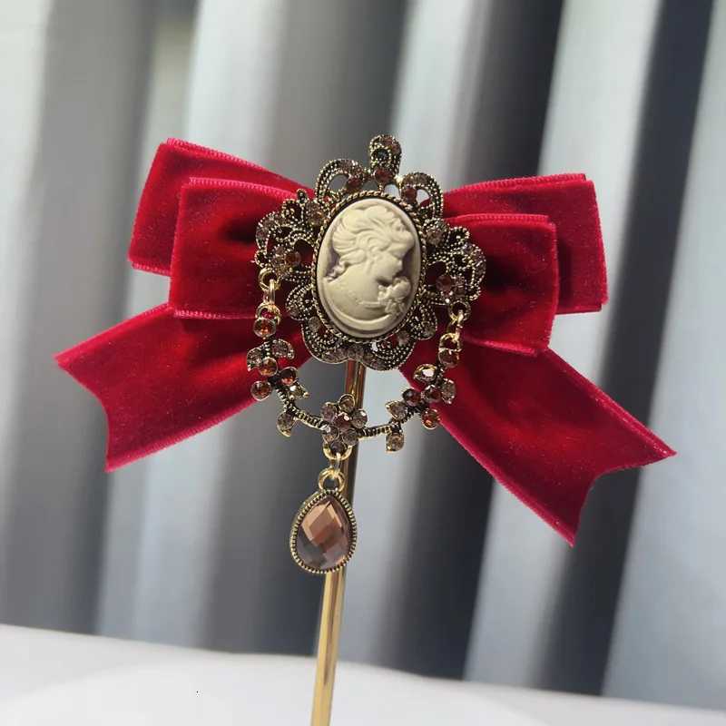 Luxury Velvet Fabric Bow Brooches for Women Shirt JK Bow Tie Crystal Beauty Head Badge Lapel Pins Vintage Jewelry Clothing Accessories Y251111