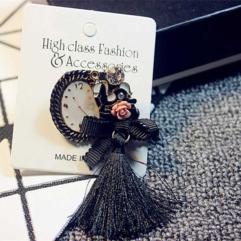 Luxury Luxury Rabbit Crown Fur Charm Simulated Pearl Brooch Pins Women Fringe Flower Ball Pearl Pendant Tassel Letter 5 Winter Brooches Y251111