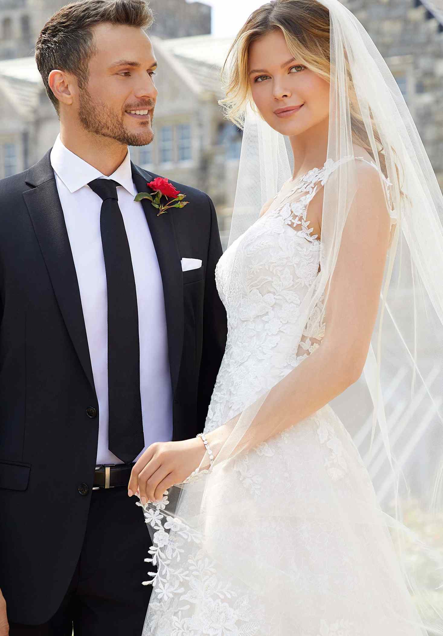 Elegant Wedding Dresses Ball Gown Sexy Bridal Gowns Sleeveless 3D-Flower Lace Royal Tail Plus Size vestidos de fiesta Customized Plus Size H25660.