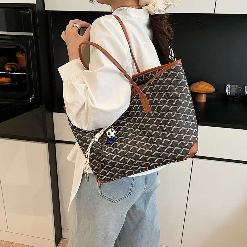 2025 new designer women's handbag classic retro style leather shopper with brass hardware and letters2