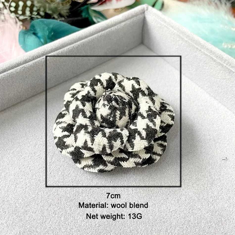 Luxury Retro Fabric Camellia Flower Brooch Pins for Women Fashion Cardigan Coat Corsage Lapel Pin Clothing Jewelry Accessories Girls Y251111