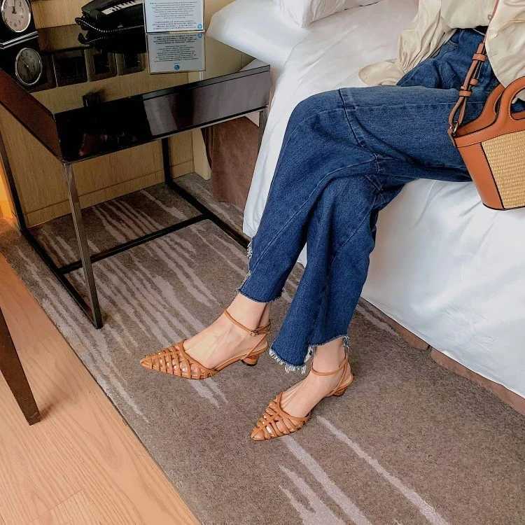 2025 Summer Hot Selling New French Womens Shoes Pointed Hollow High Heels Thick Fit Fi Simple Fi SandalsXJ250410
