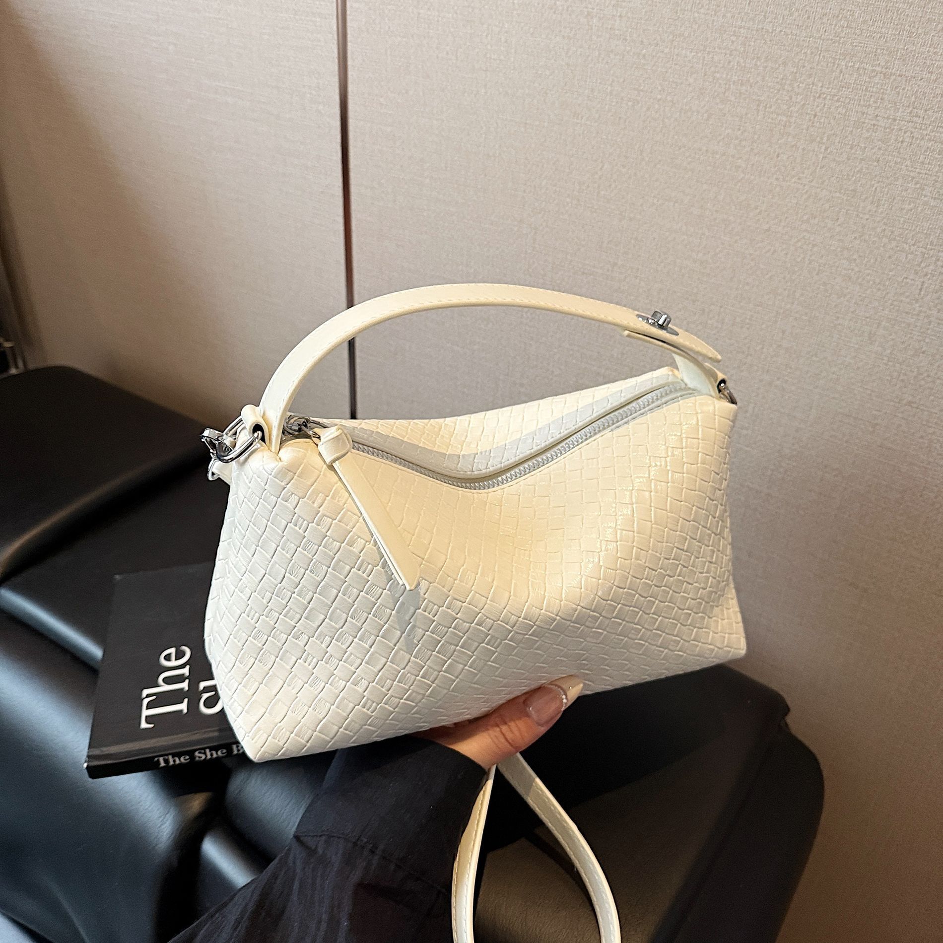 Luxury Brand Designer Bag French Niche Woven Handbag Casual Retro Underarm Bag Versatile Women's Bag Casual Stylish Crossbody Pillow Bag