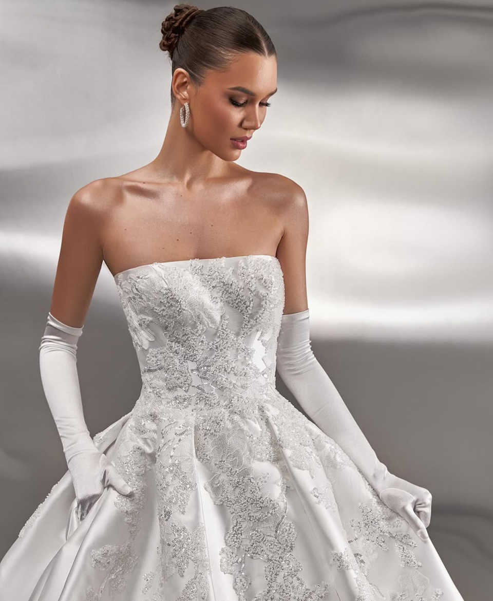 Luxury Ball Gown Wedding Dresses With Strapless Satin Appliques Chapel Gown Backless Custom Made Plus Size Bridal Gown Vestidos De Novia