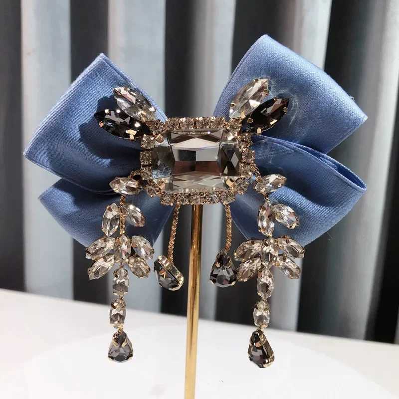 Luxury New Fabric Bowknot Brooch Rhinestone Tassel British Style Bow Tie Female Shirt Collar Pin Vintage Brooches for Women Accessories Y251111