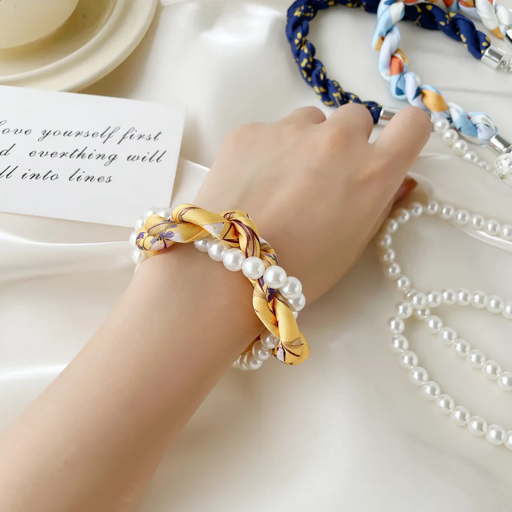 Summer Pearl Magnetic Buckle Necklace Silk Scarf Womens Pearl Niche High End Bracelet Temperature Kravik Scarf 250409