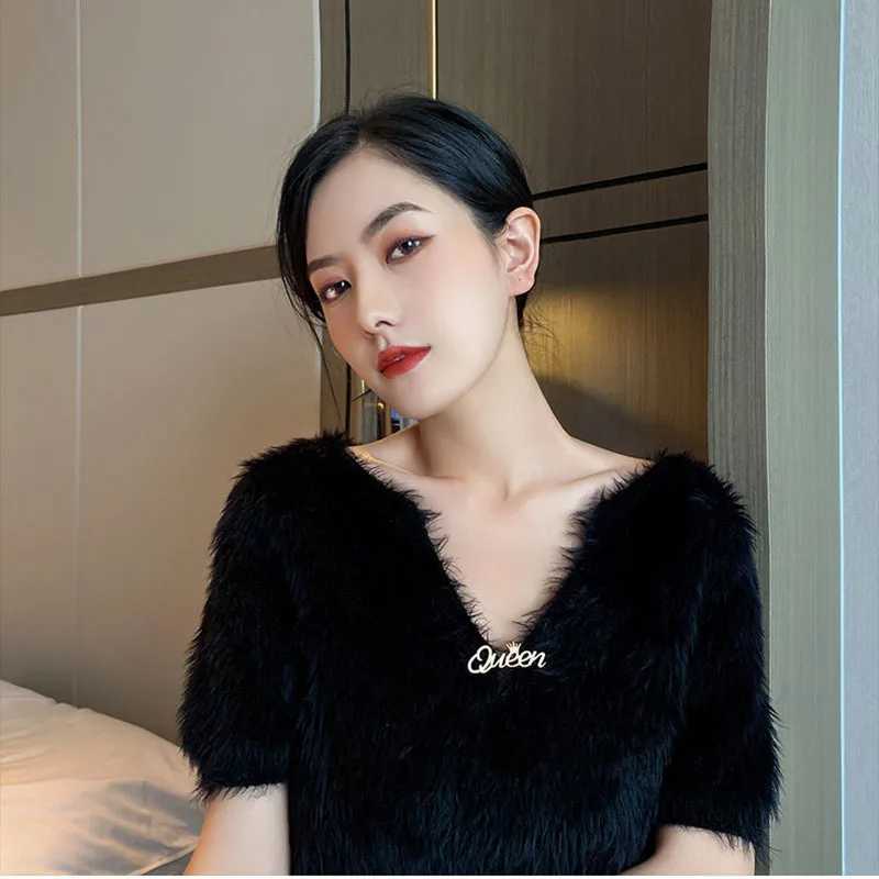 Luxury Fashionable and Versatile Letter Brooch for Women Exquisite Rhinestone Crown Pin Queen Suit Buckle Personalized Brooch Y251111