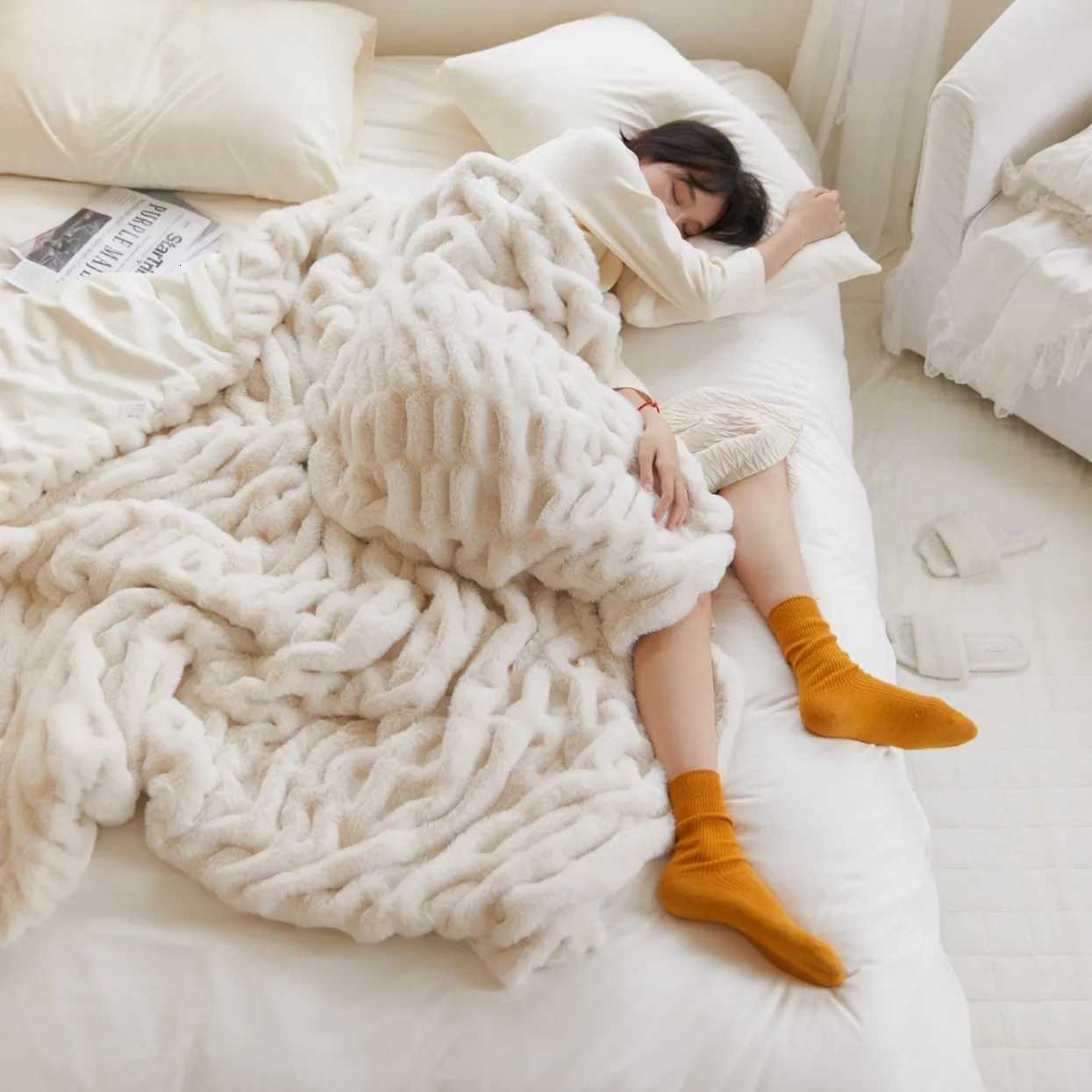 Luxury Winter Faux Rabbit Fur Blanket Soft Thicker Warmth Sofa Throw Blanket High Grade Home Comfortable Warm Blankets for Beds C251111