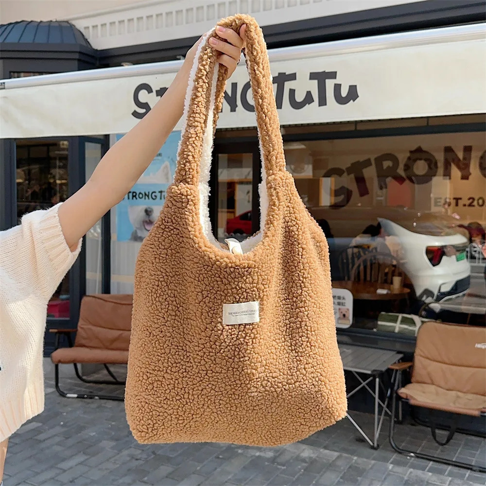 Vest Shape Women Plush Reversible Shoulder Bag Ladies Warm Fabric Handbag Winter Girls Books Tote Cute Lamb Like Cloth Purse 251110