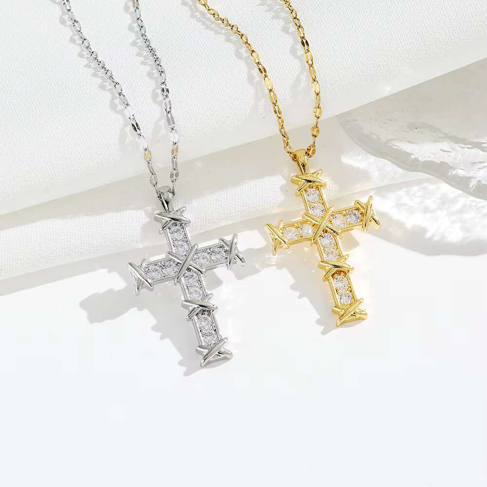 Luxury Designer Diamond Cross Necklace Custom Shiny Moissanite Diamond 18k Gold Silver Cross Necklace for Couple