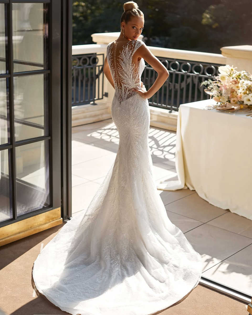 Elegant V Neck Mermaid Wedding Dress Sleeveless Button Back Women Customized Beaded Lace Sweep Train Bridal Gown