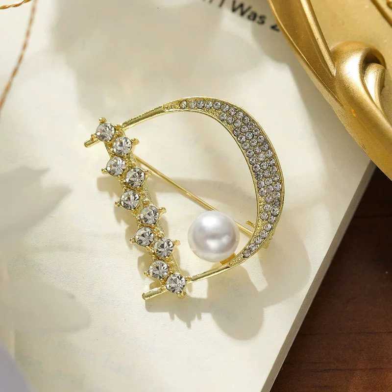 Luxury New Womens Light Luxury and High-end D Letter Zircon Brooch Pin Ins Design Coat Jacket Accessories Personalized Suit Corsage Y251111