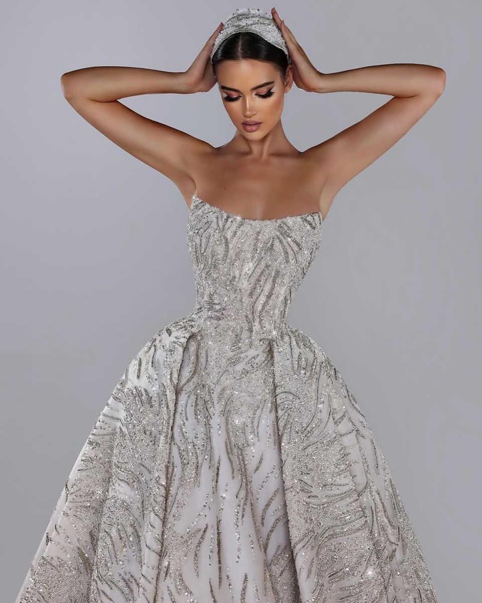 Luxurious Beaded A Line Wedding Dresses Strapless Sleeveless Bridal Gowns Glitter Crystal Robe De Mariee Customized
