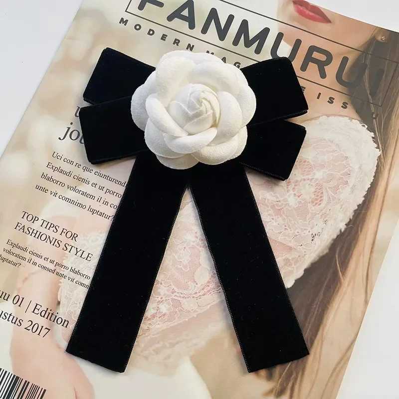 Luxury New Fabric Camellia Flower Brooch Velvet Bow Tie Ladies College Style Shirt Collar Pins Vintage Wedding Party Brooches for Women Y251111