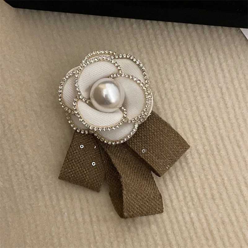 Luxury Retro Fabric Camellia Flower Brooches for Women Bow Crystal Pearl Tassel Lapel Pin Shirt Necktie Wedding Party Badge Accessories Y251111