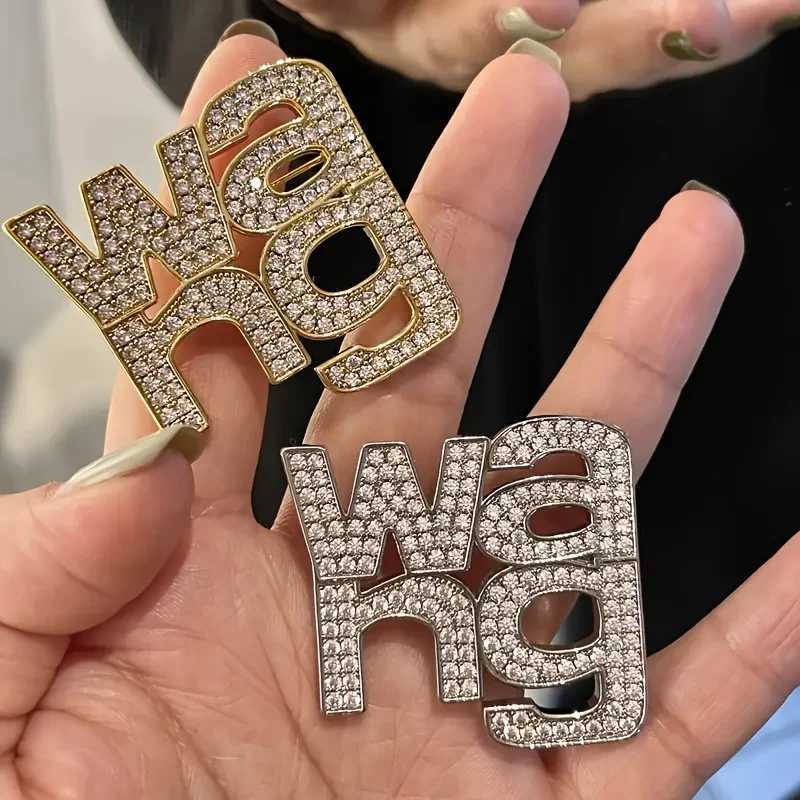 Luxury Fashion Letter Brooch for Women Elegant Scarf Pin Rhinestone Jewelry for Wedding Party Christmas Gift Brooches Y251111