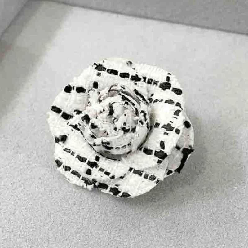 Luxury Camellia Womens Brooch Collar Flower Pins Retro Versatile Clothing Accessories Corsage Black and White Flowers Simple And Y251111