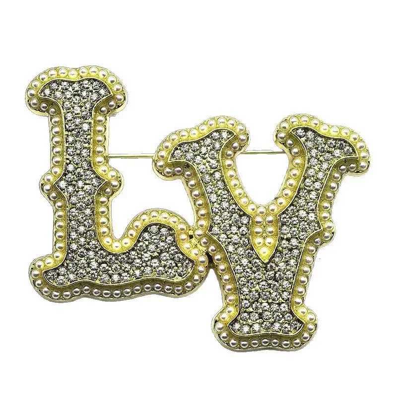 Luxury New Diamond Embedded Letter Pearl Brooch Pin Trendy Personalized Versatile Clothing Chest Flower Jewelry Accessories Y251111