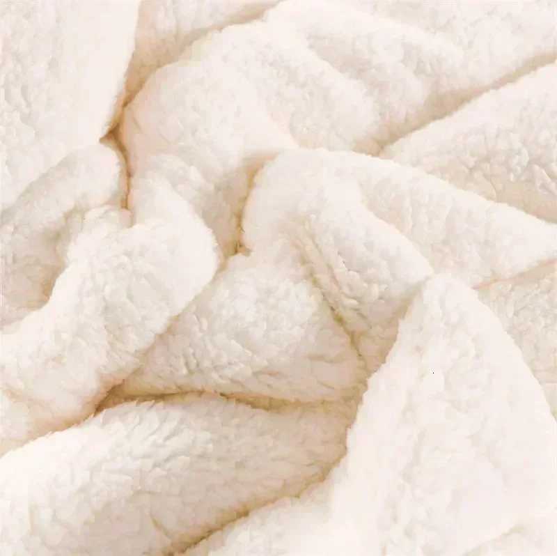 Coral Fleece Autumn Winter Warm Blankets for Bed 3 Layers Thicken Flannel Blanket Quilt Soft Comfortable Warmth Quilts Washable C251111