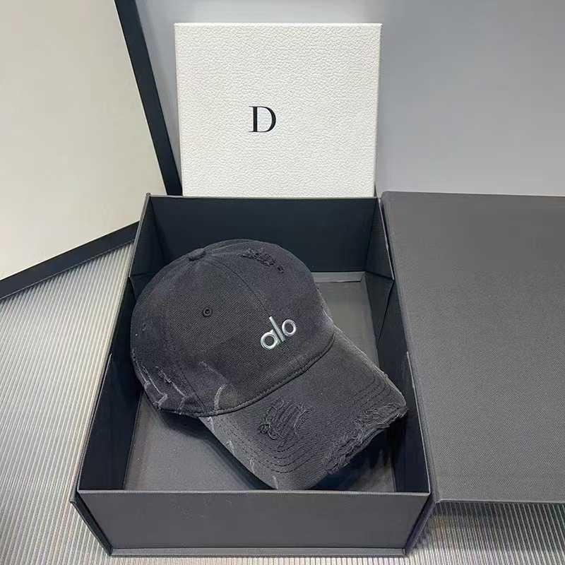 Hole-in-the-head washed baseball cap - A versatile summer style featuring lettering that makes your face look smaller and offers sun protection and shade S251111