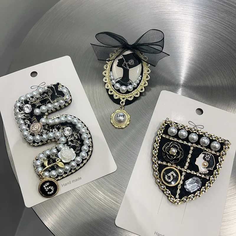 Luxury Korean Pearl Crystal Brooch Flower Rhinestone Corsage Clothing Sweater Lapel Pins Luxulry Jewelry Gifts for Women Accessories Y251111