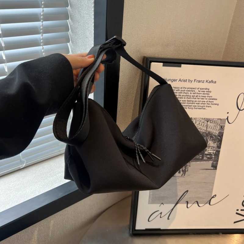 Versatile Shoulder Hobos Bag Large Capacity Trend Lady Travel Shopper Bag New Casual Nylon Crossbody Bag for Women Leisure 2025T251110