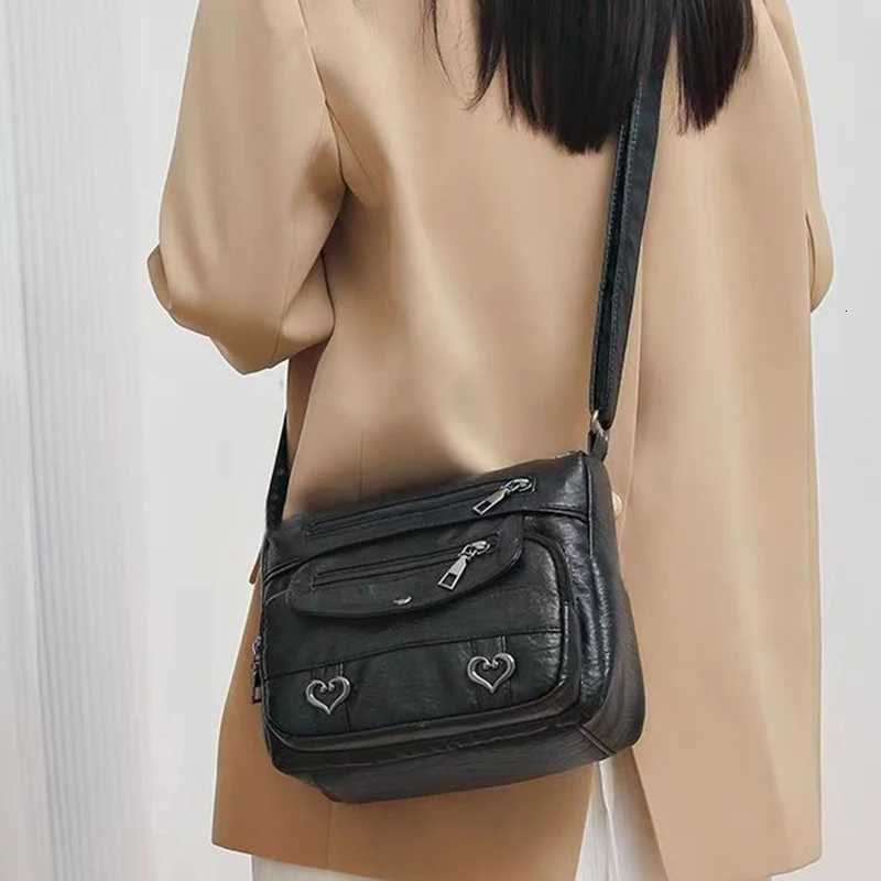 Ladys mom bag made of PU material with a shoulder strap that can be adjusted suitable for traveling and shoppingT251110