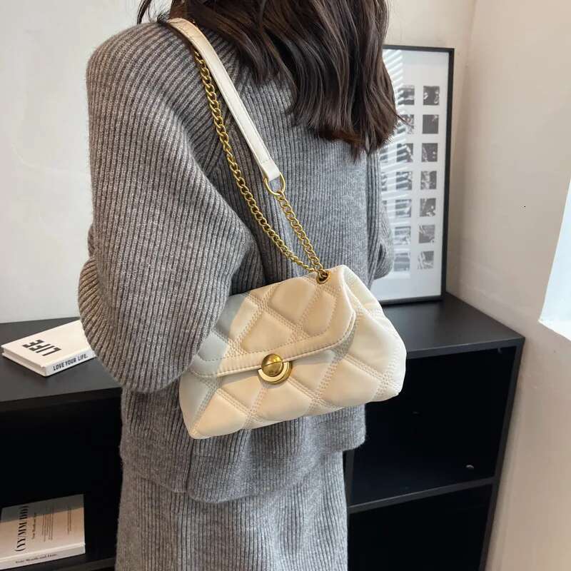2025 New Retro Fashion Designer Women's High Quality Texture Shoulder Ribbed Soft Leather Diagonal Chain Underarm Bag PU Material Car Bag5