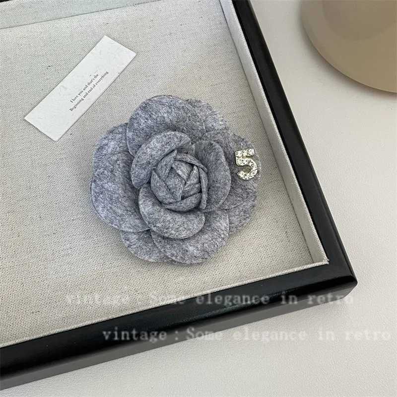 Luxury Elegant Women Girls Fashion Clothing Plaid Camellia Brooches Badges Classic Lady High Quality Partgy Wedding Pins Accessories Y251111