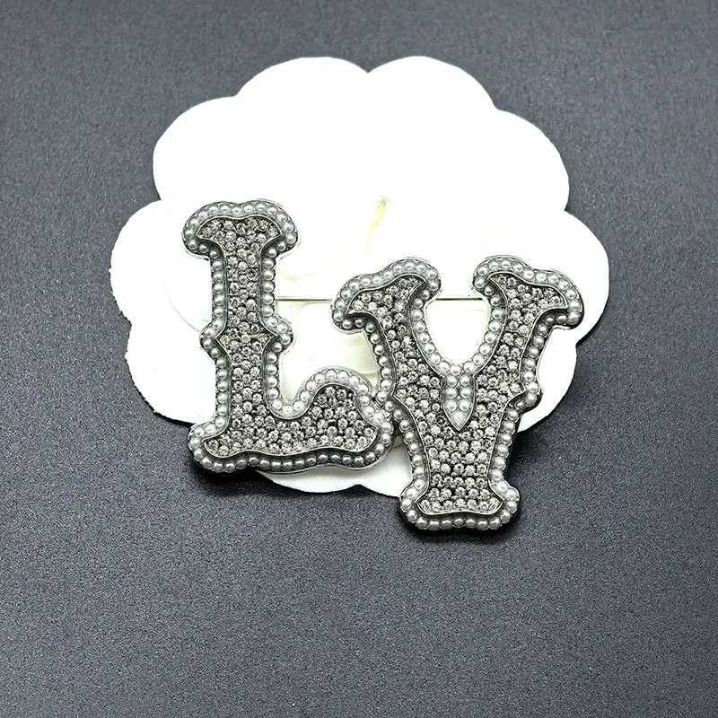 Luxury New Diamond Embedded Letter Pearl Brooch Pin Trendy Personalized Versatile Clothing Chest Flower Jewelry Accessories Y251111