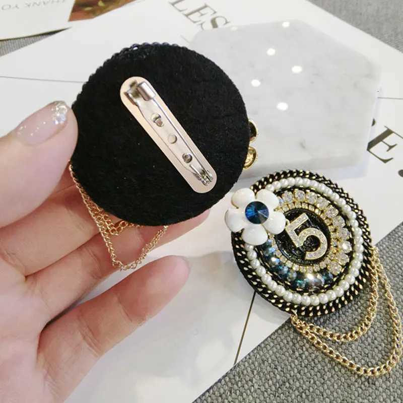 Luxury Luxury Rabbit Crown Fur Charm Simulated Pearl Brooch Pins Women Fringe Flower Ball Pearl Pendant Tassel Letter 5 Winter Brooches Y251111