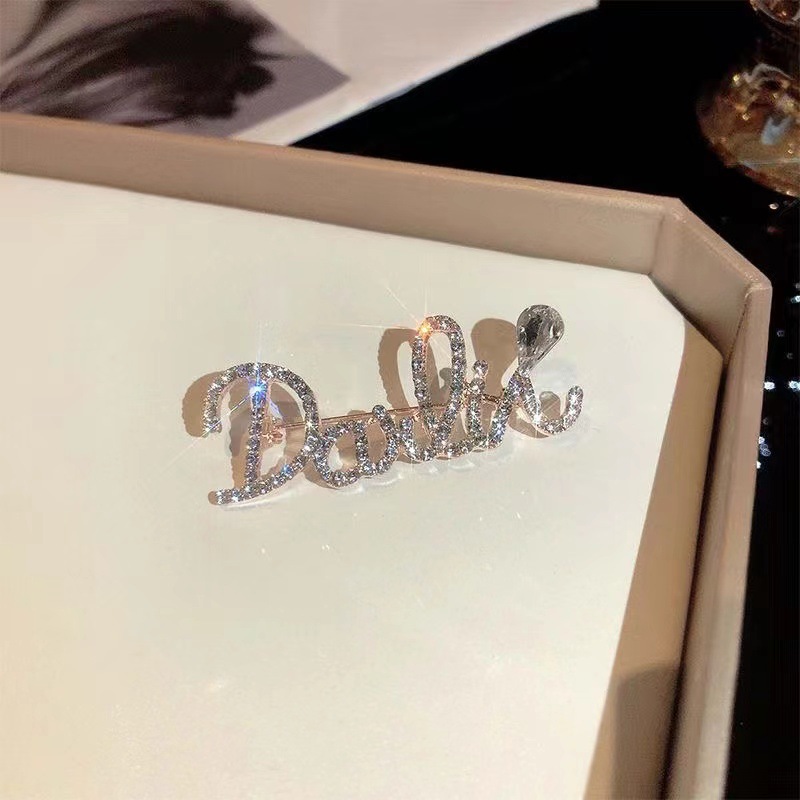 Delicate Women Designer Letter Brooches Gold Plated Inlay Crystal Rhinestone Jewelry Brooch Charm Pearl Pin Marry Birthday Party Gifts Accessories Fre