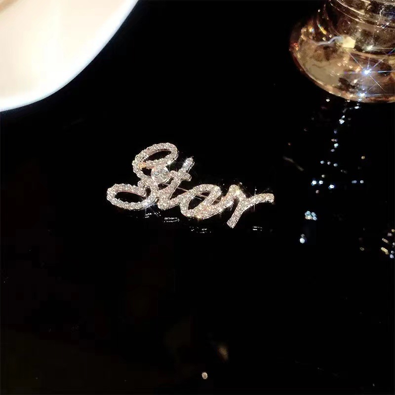 Delicate Women Designer Letter Brooches Gold Plated Inlay Crystal Rhinestone Jewelry Brooch Charm Pearl Pin Marry Birthday Party Gifts Accessories Fre
