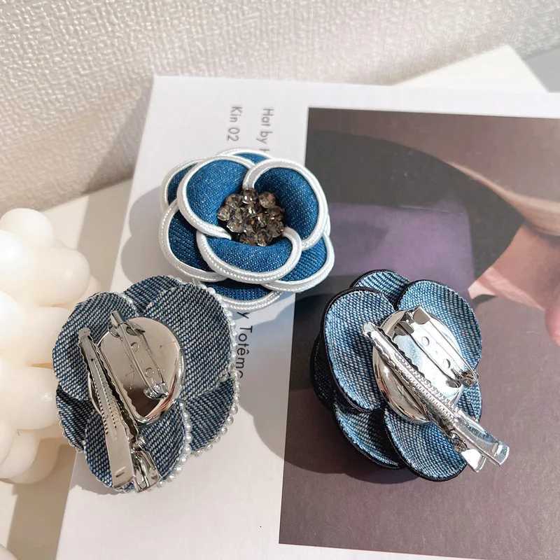Luxury Elegant Denim Camellia Flower Pearl Crystal Brooch For Women Lady Suit Clothing Blue Floral Brooches Pins Badges Trendy Corsage Y251111