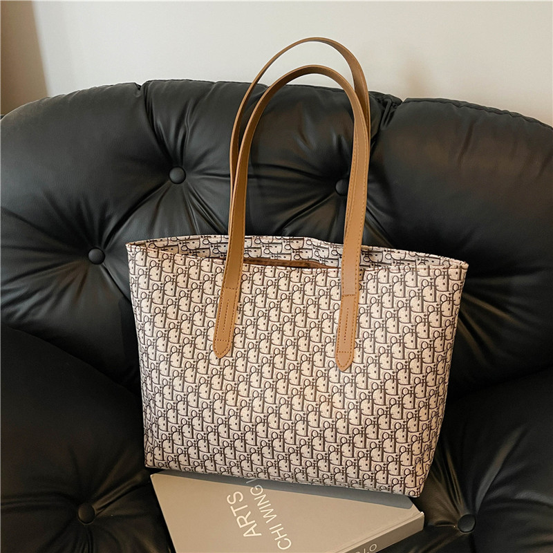 New style trendy retro large-capacity tote bag commuter shoulder bag for women underarm bag versatile and simple