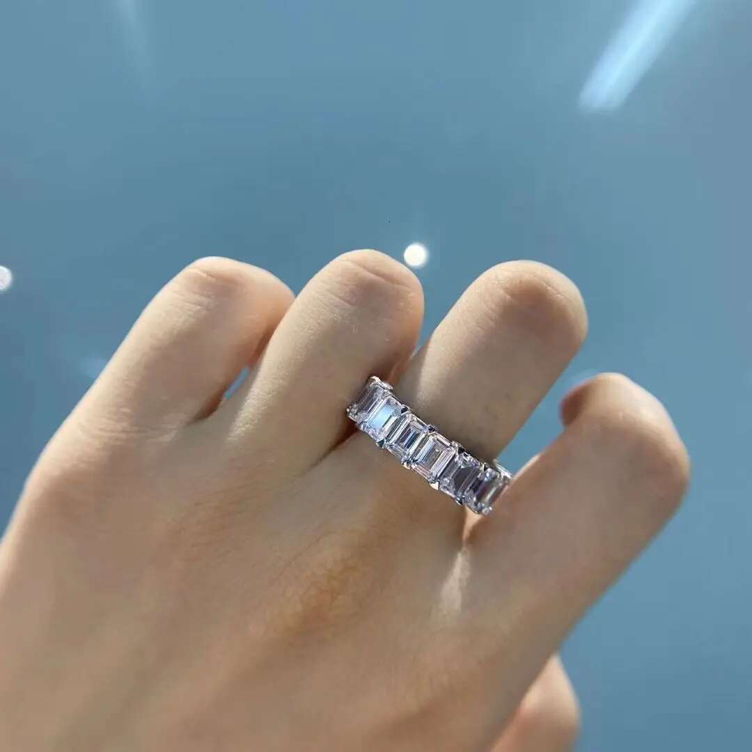 Full Moissanite Diamond Emerald D VVS Ladys Rings 925 Silver Plated White Gold Fine Jewerly Fashion Ring for Women Rings