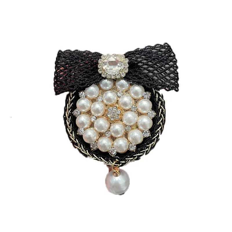 Luxury High-end Fabric Bow Brooches for Women Pearl Rhinestone Badge Sweater Suit Collar Pins Vintage Corsage Jewelry Accessories Y251111