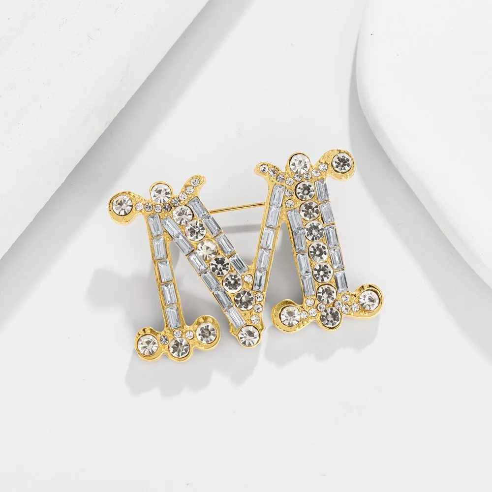 Luxury Trend Zircon Inlaid Letter M Brooch Charm Womens Brooch Fashion New Party Jewelry Accessories Gift Wholesale Y251111