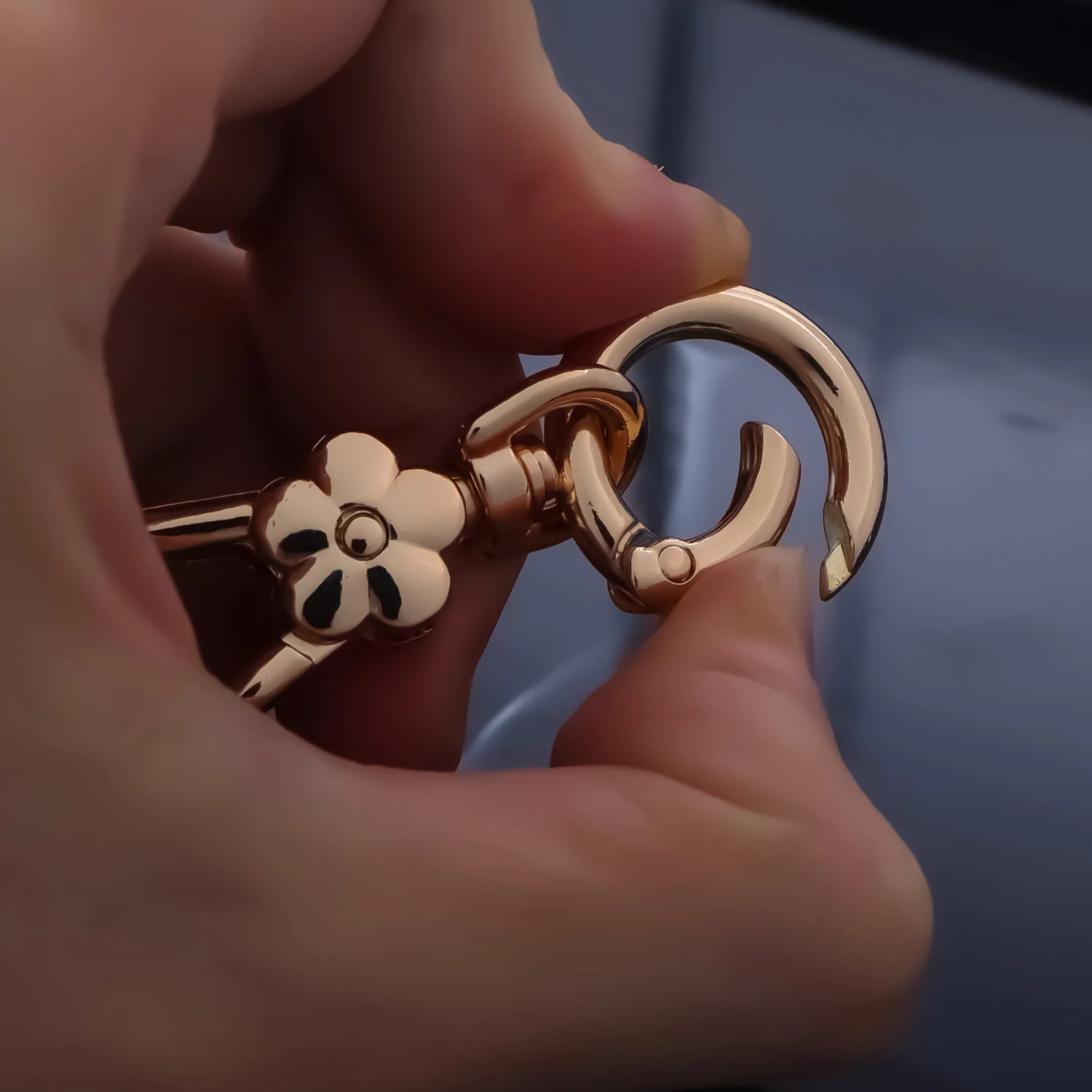 2pcs Flower Keychain Clip Key Ring Carabiner Keychain Clip Key Chain Hook Holder Organizer for Car Home 251110