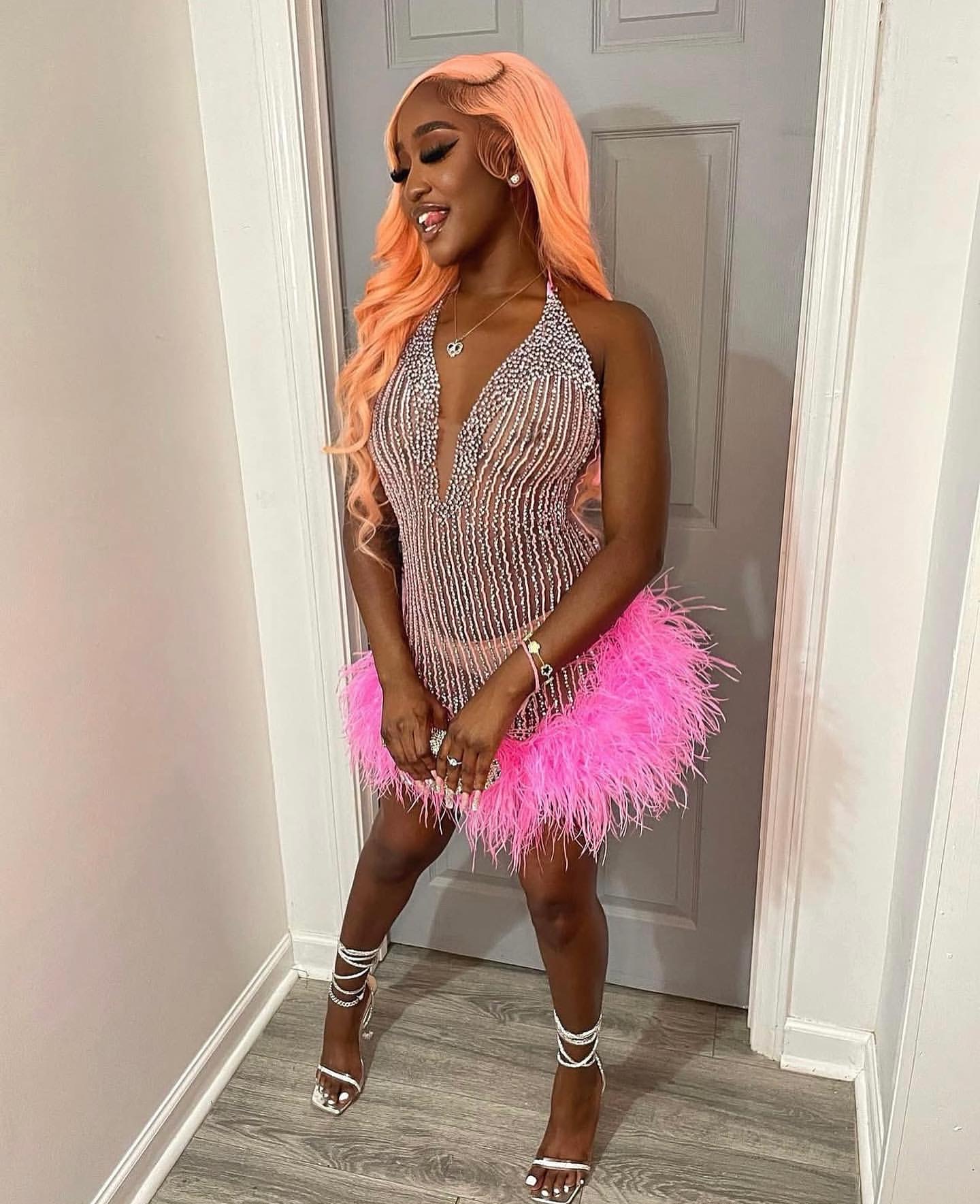 Chic Pink Sheath Cocktail Dress Feather Beaded Halter See Through Short Mini Graduation Homecoming Dresses For Special Occasions Sweetheart Gowns